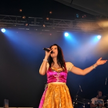 Antonia aus Tirol mit Band