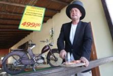 Auktionator Arnd Maul im Dienst. Eigentlich war das Modell für Peter Maffay gedacht. Weil der nicht kam, hat es ein Kürbitzer ersteigert - für 600 Euro.